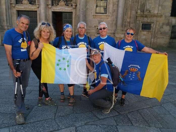 La comitiva muestra las banderas canarias (Foto TA)